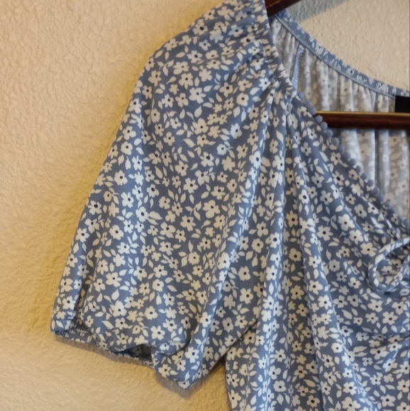 I.N. San Francisco Women's Blue/White Flowers Elastic Waist Band Crop Top. Sz S. - Picture 3 of 6